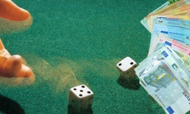 Ρέθυμνο: Έπαιζαν ζάρια σε καφενείο και ήρθαν… πεντάρες συλλήψεις