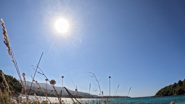 O καιρός: Ηλιοφάνεια στην Αττική, βροχές στη δυτική Ελλάδα και παγετός στα ορεινά