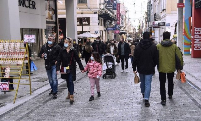 Χριστούγεννα: Έντονη η κίνηση σε Ερμού και Βαρβάκειο