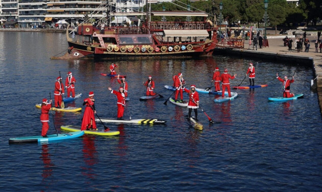 Θεσσαλονίκη: Άγιοι Βασίληδες διέσχισαν τον Θερμαϊκό κάνοντας SUP (pics)