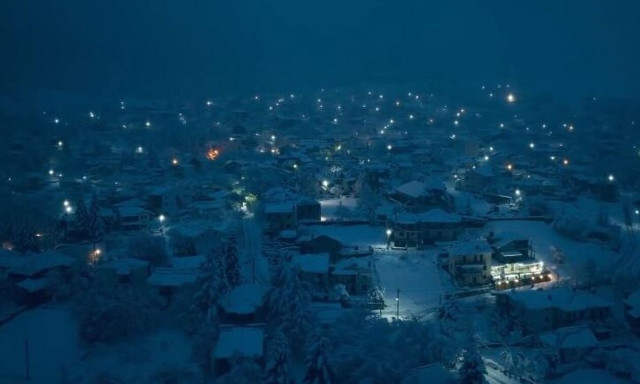 Γρεβενά: Εντυπωσιακό βίντεο από τη χιονισμένη Σαμαρίνα - Ολόκληρο το χωριό στα λευκά