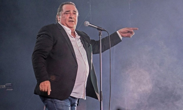 Βασίλης Καρράς: Αυτό είναι το πραγματικό του επίθετο