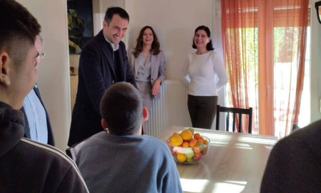 Στο παιδικό χωριό SOS οι Χαρίτσης, Αχτσιόγλου και Ηλιόπουλος - Συζήτησαν και για... ποδόσφαιρο