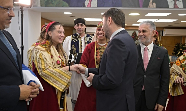 Ο Νίκος Ανδρουλάκης άκουσε τα χριστουγεννιάτικα κάλαντα στη Χαριλάου Τρικούπη