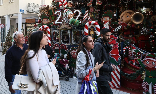 Εορταστικό ωράριο: Πλήθος κόσμου στο κέντρο της Αθήνας - Πότε κλείνουν τα καταστήματα