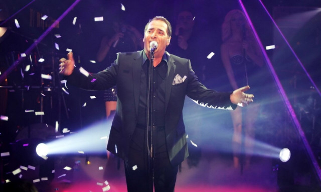 Βασίλης Καρράς: Σε λαϊκό προσκύνημα η σορός του θρύλου του λαϊκού τραγουδιού