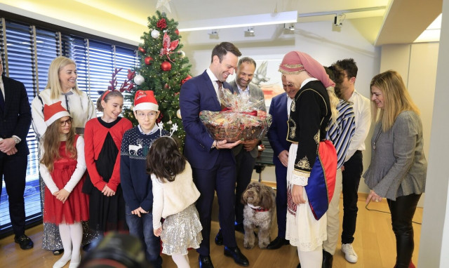 SYRIZA leader Kasselakis receives carollers at party's central offices