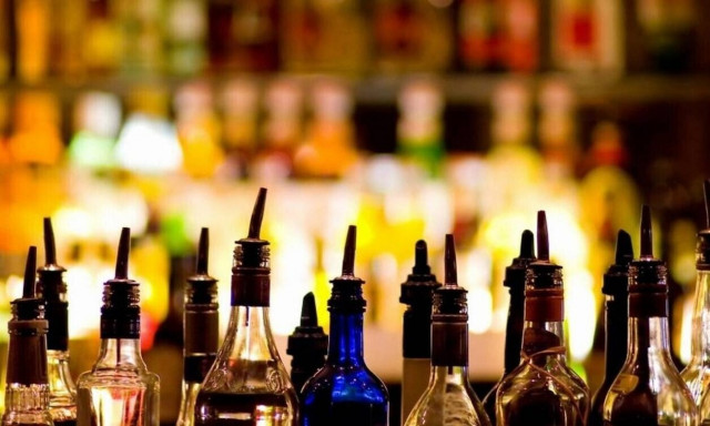 Γκάζι: Πλαστές σφραγίδες της ΕΛ.ΑΣ., άδειες και όπλα μέσα στο παράνομο εργαστήριο νοθευμένων ποτών