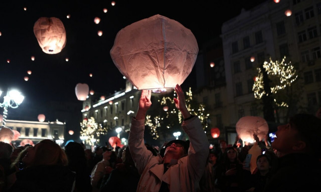 Nύχτα των Ευχών: Ο ουρανός της Αθήνας γέμισε με εκατοντάδες φαναράκια