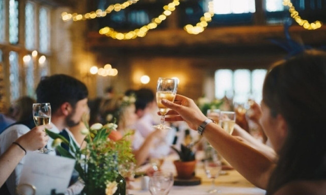 Επιστήμονες ανακάλυψαν την κατάλληλη θεραπεία για το hangover: «Είναι σωτήρια για τα Χριστούγεννα»