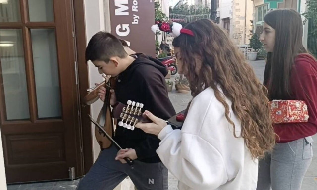 Η παρέα των πιτσιρικάδων στο Ρέθυμνο που τράβηξε τα βλέμματα στα Κάλαντα