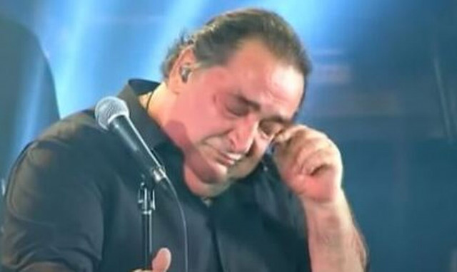 Βασίλης Καρράς: Όταν δάκρυσε επί σκηνής από την αγάπη του κόσμου - «Έχω ολοκληρωθεί σαν καλλιτέχνης»