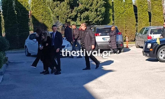 Θεσσαλονίκη: Στον οίκο τελετών η σορός του Βασίλη Καρρά - Υποβασταζόμενες η σύζυγος και η κόρη του