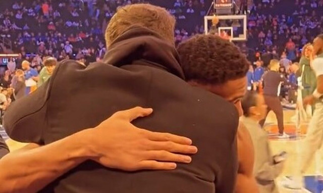 Η αγκαλιά του Γιάννη Αντετοκούνμπο στον Νίκο Παππά