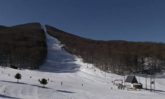 «Λευκά Χριστούγεννα» σε τέσσερα χιονοδρομικά κέντρα της χώρας