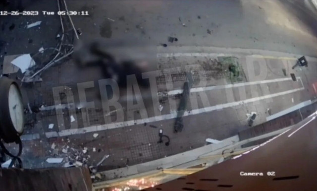 Σοκαριστικό βίντεο: Η στιγμή που Ι.Χ. «εκσφενδονίζει» πεζό σε βιτρίνα καταστήματος