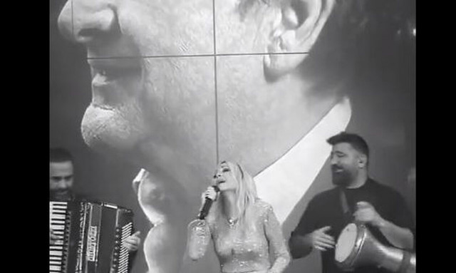 Άννα Βίσση: Τραγούδησε live το «Άσ' την να λέει» για να τιμήσει τον Βασίλη Καρρά (vid)