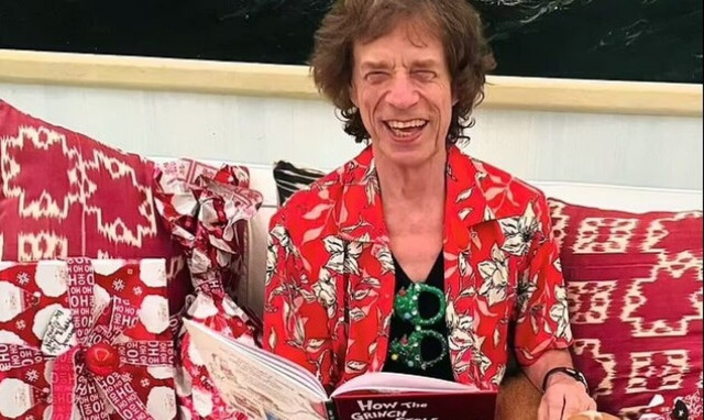 Μικ Τζάγκερ: Διαβάζει παραμύθια στην Καραϊβική - Τα τρυφερά Χριστούγεννα του βετεράνου ρόκερ