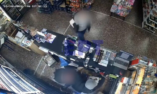 Θεσσαλονίκη: Αδίστακτος ληστής σε μίνι μάρκετ άρπαξε την υπάλληλο από το λαιμό – Βίντεο ντοκουμέντο