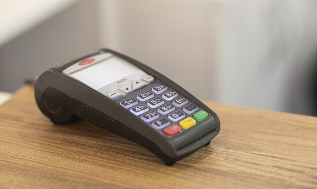 Ελεύθεροι επαγγελματίες: Ποιοι ξεφεύγουν από την υποχρεωτική χρήση POS