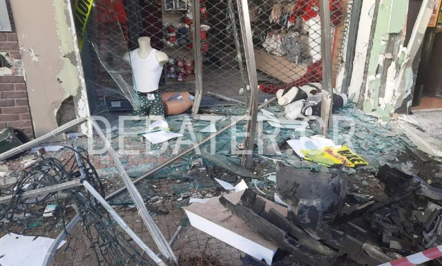 Τροχαίο – σοκ στους Αγίους Αναργύρους: ΙΧ «εκτόξευσε» πεζό σε βιτρίνα και «μπήκε» σε μαγαζί