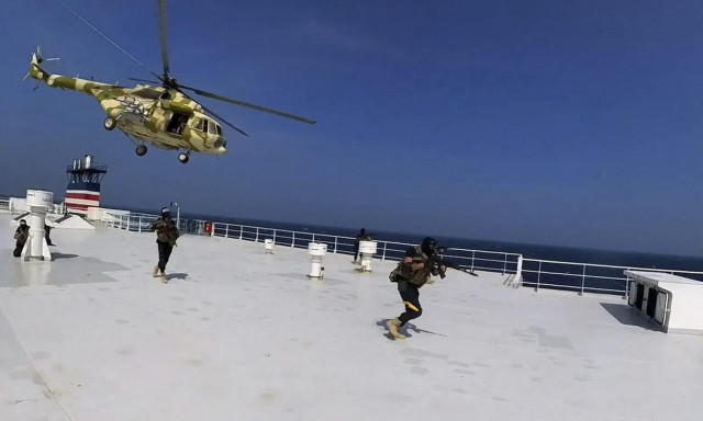 Νέος συναγερμός στην Ερυθρά Θάλασσα: Εκρήξεις σε πλοίο ανοιχτά της Υεμένης