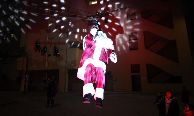 Ο Άγιος Βασίλης έφτασε στην Παιδιατρική του Πανεπιστημιακού νοσοκομείου Λάρισας