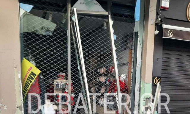 Άγιοι Ανάργυροι: Σοκαριστικό τροχαίο -  ΙΧ παρέσυρε πεζό και τον εκτόξευσε σε τζαμαρία