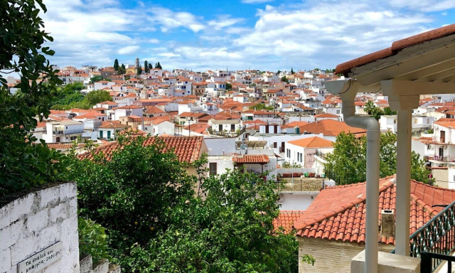 Τα εορταστικά έθιμα στη Μαγνησία και στις Σποράδες - Το «άκραντο νερό» και η «κλειδοχρονιά»