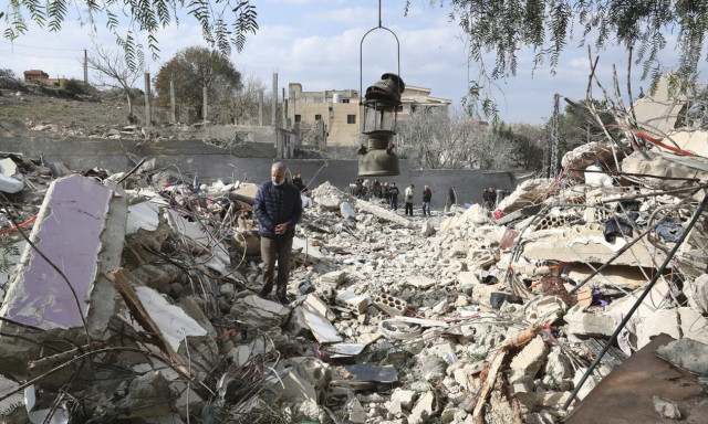 Συντρίμμια απο ισραηλινή επίθεση στον νότιο Λίβανο