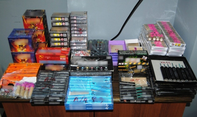 Σέρρες: Εντοπίστηκε οπλοστάσιο σε σπίτι 22χρονου - Είχε πάνω από 2.000 κροτίδες, μαχαίρια και ρόπαλα