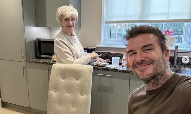 Ντέιβιντ Μπέκαμ: Πλένει πιάτα με τη μαμά του και το απολαμβάνει - «Σε λατρεύω»