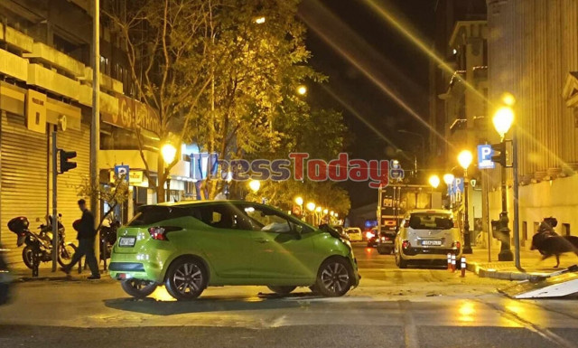 Θεσσαλονίκη: Οδηγός παραβίασε το κόκκινο και «καρφώθηκε» σε αυτοκίνητο αστυνομικού (ΦΩΤΟ+VIDEO)