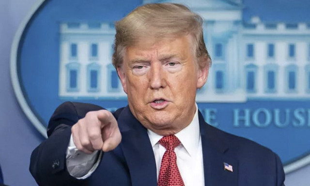 Ο Τραμπ αποκαλεί «φάρσα» τα ηλεκτρικά αυτοκίνητα