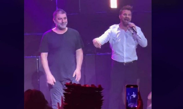 Βασίλης Μπισμπίκης: Χόρεψε ζεϊμπέκικο τιμώντας τον Καρρά στο κέντρο που εμφανίζεται η Βανδή