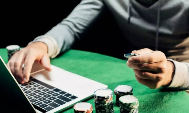 Θεσσαλονίκη: Tους έπιασαν να παίζουν παράνομα παιχνίδια μέσω διαδικτύου σε καφετέρια – 11 συλλήψεις