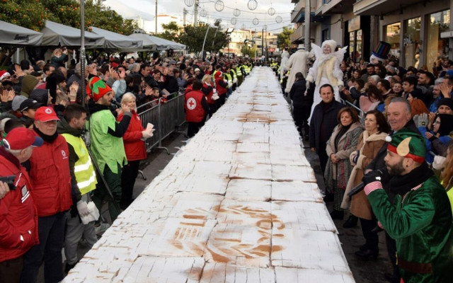Περιστέρι: Δημιουργήθηκε η μεγαλύτερη βασιλόπιτα που έσπασε κάθε ρεκόρ