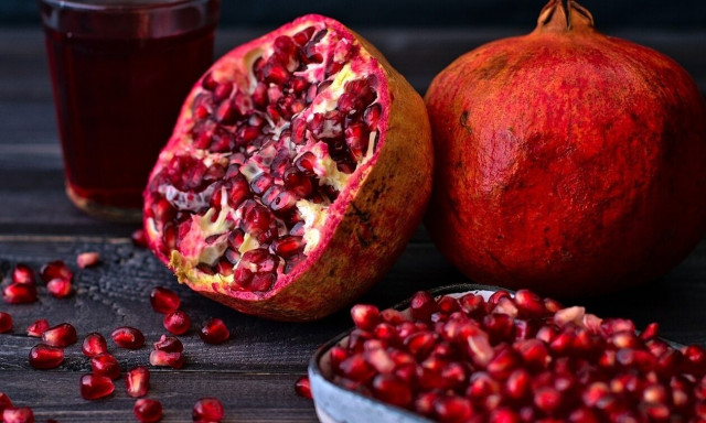 Γιατί σπάμε ρόδι την Πρωτοχρονιά - Η ιστορία πίσω από το έθιμο