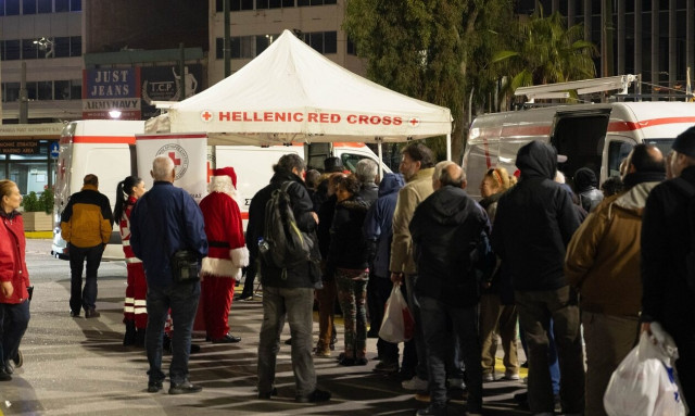 Ελληνικός Ερυθρός Σταυρός: Διένειμε «γεύματα αγάπης» στους άστεγους στο λιμάνι Πειραιά