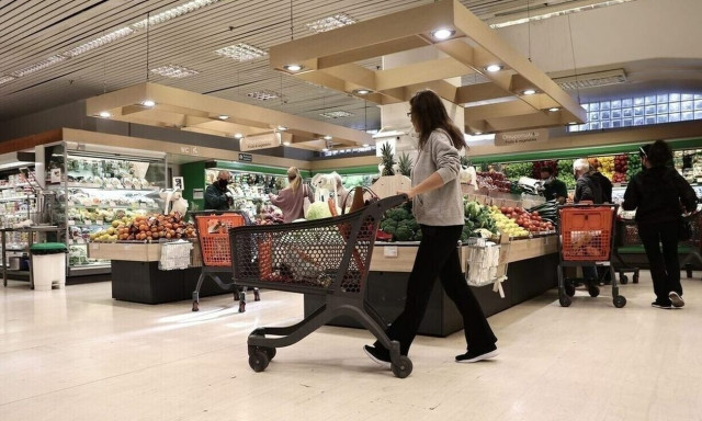 Ακρίβεια: Οι ανατιμήσεις του 2024 που απειλούν να εξανεμίσουν τις αυξήσεις μισθών και συντάξεων