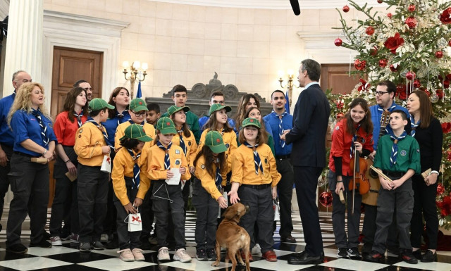 Μητσοτάκης: Άκουσε τα κάλαντα στο Μέγαρο Μαξίμου από το Σώμα Ελλήνων Προσκόπων