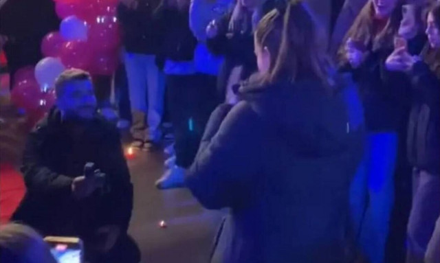 Θεσσαλονίκη: Της έκανε πρόταση γάμου στην πλατεία Αριστοτέλους - Είπε το «ναι»; (vid)