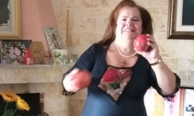 Έφη Θώδη: Χορεύει σε δική της εκτέλεση το «Αρχιμηνιά κι αρχιχρονιά»