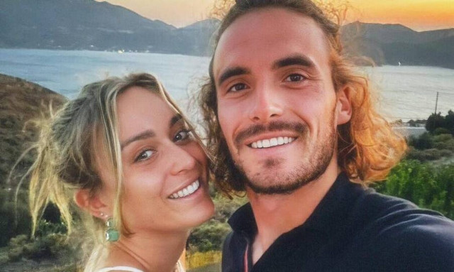 Στέφανος Τσιτσιπάς: Το τρυφερό φιλί με την Πάουλα Μπαντόσα για να αποχαιρετήσει το 2023