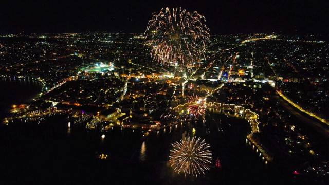 Τα Χανιά υποδέχτηκαν το 2024 με εντυπωσιακό τρόπο – Καλύφθηκε ο ουρανός από χιλιάδες πυροτεχνήματα!