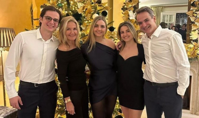 Κυριάκος Μητσοτάκης: Η φωτογραφία με την οικογένειά του από το πρωτοχρονιάτικο ρεβεγιόν