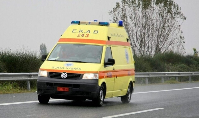 Κερατέα: Πήρε φωτιά το αυτοκίνητο του - Χωρίς τις αισθήσεις του απεγκλωβίστηκε ένας άνδρας