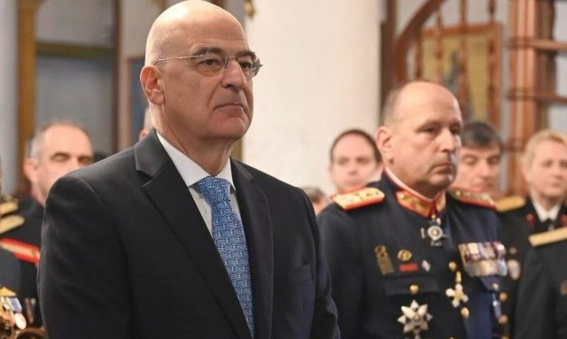 Γραβάτα και μανικετόκουμπα με την ελληνική σημαία φόρεσε ο Δένδιας κατά την επίσκεψη στη Λήμνο