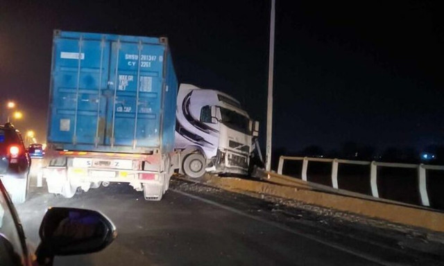 Θεσσαλονίκη: Σύγκρουση νταλίκας με αυτοκίνητο - Επέβαινε τετραμελής οικογένεια