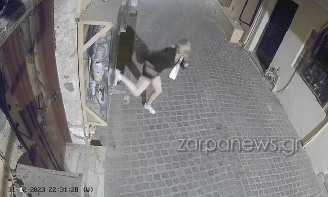 Χανιά: Απίστευτο βίντεο! Έξαλλη νεαρή ρίχνει κλωτσιά σε βιτρίνα και… αποτυγχάνει